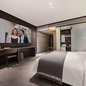 Deluxe Double Room Shower